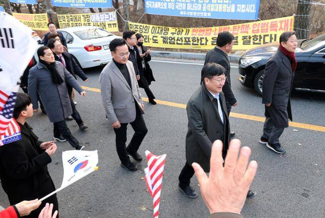 법원의 구속 취소 청구 인용으로 석방된 윤석열 대통령이 8일 오후 경기 의왕시 서울구치소에서 풀려난 가운데 국민의힘 의원들이 윤 대통령을 배웅한 후 이동하고 있다. 의왕=뉴스1
