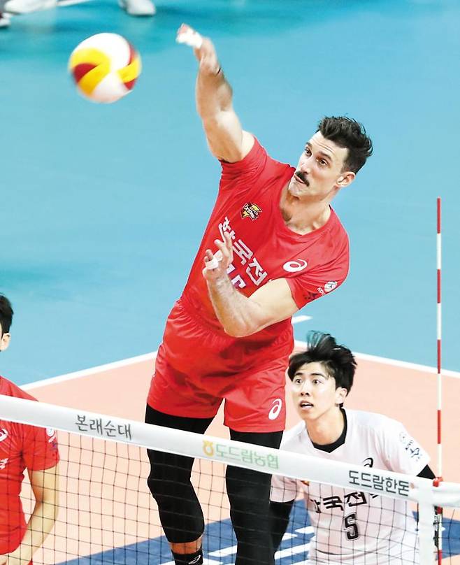 <yonhap photo-3848="">(서울=연합뉴스) 한상균 기자 = 2일 장충체육관 남자프로배구 우리은행과 한국전력의 경기. 한국전력 러셀이 공격하고 있다. 2021.4.2 xyz@yna.co.kr/2021-04-02 19:56:44/ <저작권자 ⓒ 1980-2021 ㈜연합뉴스. 무단 전재 재배포 금지.>"</yonhap>