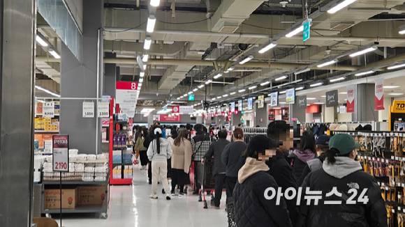 9일 서울의 한 홈플러스 매장에 계산하려는 고객들의 줄이 길게 늘어져 있다. [사진=진광찬 기자]