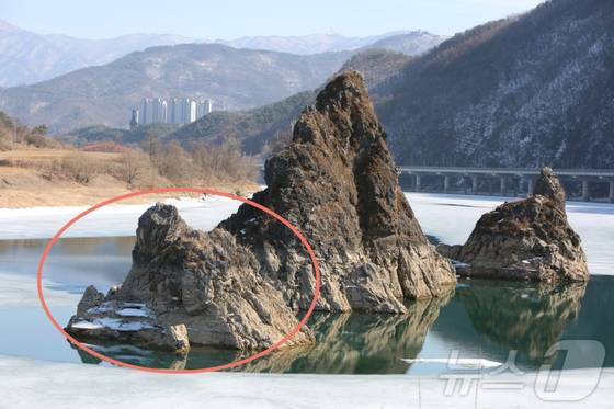 단양 도담삼봉 중 가장 작은 봉우리인 첩봉(빨간 원) 아래 물 속에서 침식 작용이 나타나고 있다는 주장이 제기돼 단양군이 수중 정밀 조사에 나선다. 뉴스1