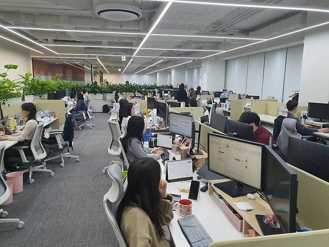 관리본부 직원들이 업무에 매진하고 있다. 윤현주 기자