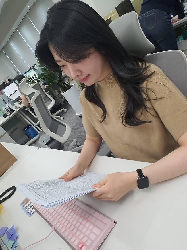 김주영 사원이 퇴직금 관리 업무를 하고 있다. 윤현주 기자