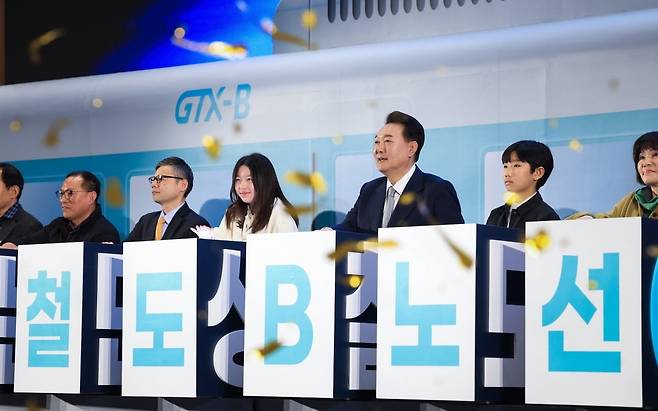 윤석열 대통령이 7일 인천시 송도컨벤시아에서 열린 수도권광역급행철도(GTX) B노선 착공기념식에서 지역주민들과 기념 세리머니를 하고 있다. 사진=대통령실
