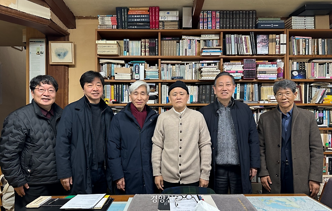 지역리더대학원 교수진이 지난 2월 17일 서울 동숭동 통나무출판사에서 회의를 마친 뒤 단체사진을 찍고 있다. 왼쪽부터 허헌중 지역재단 이사장, 류동민 충남대 교수, 정해구 성공회대 초빙교수, 도올 김용옥, 박진도 충남대 명예교수, 장수명 한국교원대 교수 / 지역재단 제공