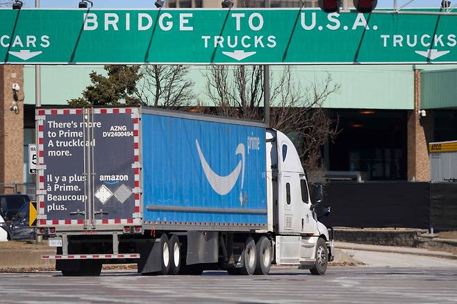8일(현지시간) 캐나다 온타리오주 윈저앰배서더 다리에서 트럭들이 미국-캐나다 국경을 넘을 준비를 하고 있다. AFP연합뉴스