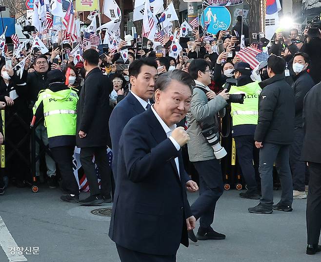 윤, 주먹 불끈 쥐어보인 후 관저로 지난 8일 법원의 구속취소 결정으로 구금 52일 만에 서울구치소에서 석방된 윤석열 대통령이 서울 용산구 한남동 관저로 귀가하며 지지자들을 향해 주먹을 쥐어보이고 있다. 이준헌 기자 heon@kyunghyang.com