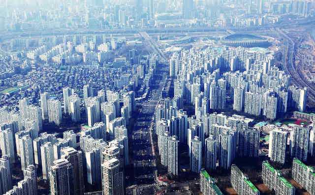 서울시의 토지거래허가구역(토허제) 해제 이후 강남 3구를 필두로 아파트 가격이 상승하고 있다. 토허제가 해제된 잠실이 있는 송파구는 한 주 만에 매매가격이 0.68% 급등했다. 사진은 9일 서울 송파구 롯데월드타워 전망대에서 내려다본 아파트 단지 모습. 연합뉴스