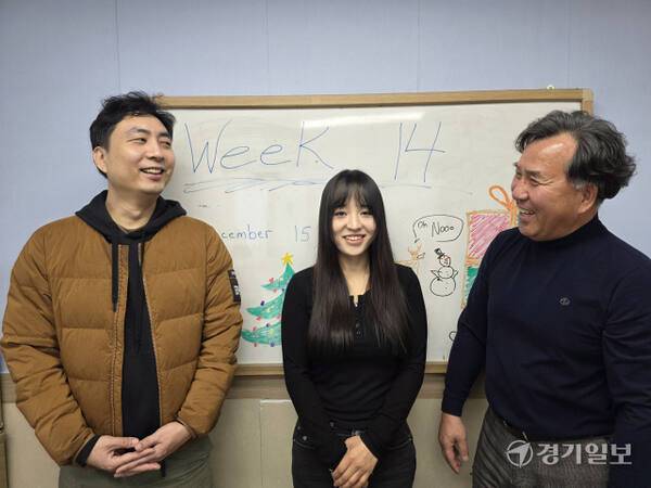 지난 5일 경기남부하나센터에서 만난 영화 ‘명옥’의 이진혁 감독(왼쪽부터), 량진희 배우, 소태영 경기남부하나센터장. 사진 뒤의 칠판 배경에는 북한이탈주민의 어린 자녀들이 영어 수업을 받으며 꾸민 모습이다. 이나경기자