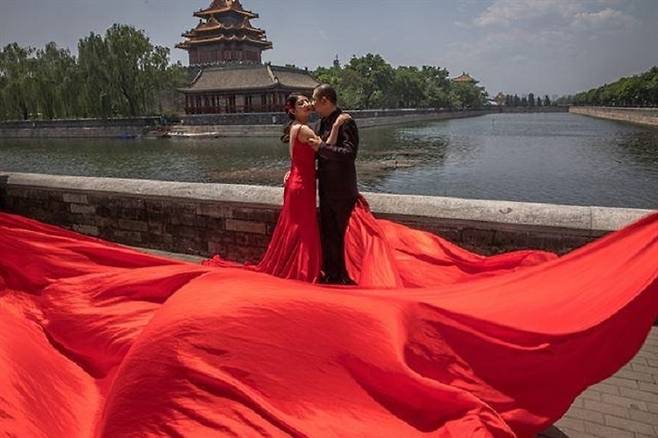 베이징 자금성 인근에서 웨딩 촬영중인 커플. [사진=연합뉴스]