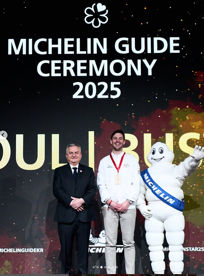 올해 미쉐린 2스타로 승급한 에빗의 조셉 리저우드 셰프(가운데)가 기념촬영을 하고 있다. 미쉐린 가이드