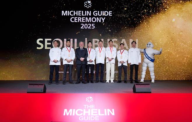 새롭게 선정 또는 승급된 미쉐린 가이드 서울 & 부산 2025_미쉐린 1스타 셰프의 단체사진. 미쉐린 가이드