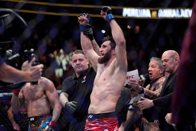 안칼라예프는 결국 페레이라의 라이트 헤비급 무패 행진을 끝냈다. 타격전에서 페레이라에 밀리지 않으며 모두를 놀라게 했다. 그리고 레슬링을 통해 페레이라를 컨트롤하며 결국 챔피언이 됐다. 사진=AP=연합뉴스 제공