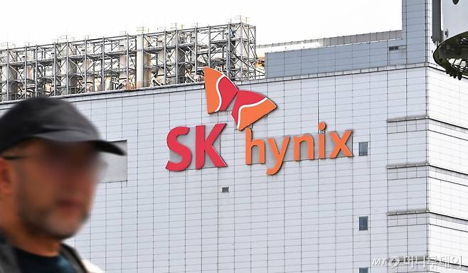 [이천=뉴시스] 김종택 기자 = SK하이닉스가 올해 2분기(4~6월) 역대 최대 분기 매출을 달성했다. 영업이익도 역대 3번째로 많은 수준으로, 6년 만에 5조원대의 이익을 냈다.  SK하이닉스는 올해 2분기 매출 16조4233억원, 영업이익 5조4685억원의 실적을 기록했다고 25일 밝혔다. 매출은 전년 7조3059억원보다 124.8% 증가했고, 영업손익도 전년 2조8821억원 적자 대비 흑자 전환에 성공했다.   사진은 이날 경기도 이천시 SK하이닉스 본사 모습. 2024.07.25. jtk@newsis.com /사진=김종택