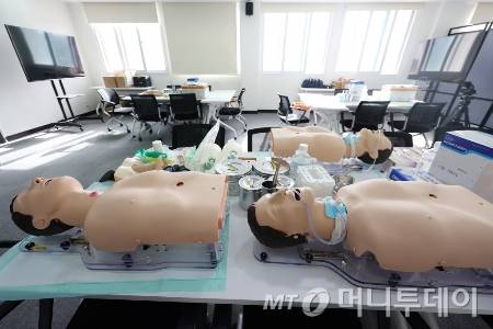 의료 공백이 장기화되면서 진료보조(PA) 간호사를 대상으로 한 교육이 실시된 지난해 4월 서울 중구 대한간호협회 서울연수원에서 열린 간호사 업무 관련 시범사업 교육 현장에 준비물이 놓여있다./사진=(서울=뉴스1) 김민지 기자