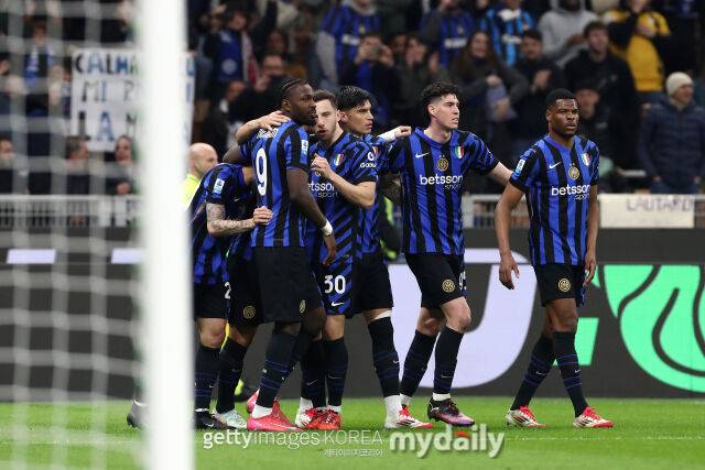 상대 자책골이 터진 후 함께 기뻐하는 인테르 선수들. /게티이미지코리아