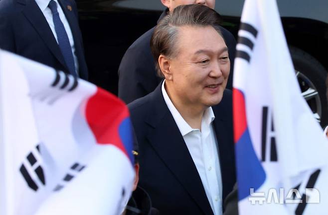 [서울=뉴시스] 김금보 기자 = 석방된 윤석열 대통령이 지난 8일 오후 서울 용산구 한남동 관저 입구에서 지지자들에게 인사하고 있다. 2025.03.08. kgb@newsis.com