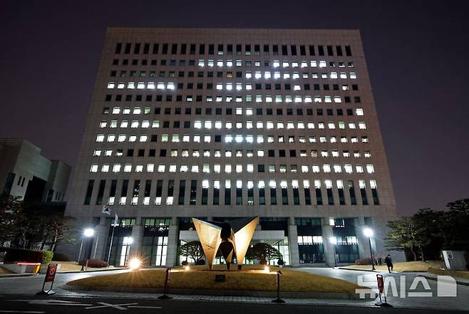 [서울=뉴시스] 김금보 기자 = 법원이 윤석열 대통령의 구속취소 청구를 인용한 지난 7일 오후 서울 서초구 대검찰청 곳곳의 사무실 불이 환하게 켜져 있다.검찰은 7일내 즉시 항고를 할 수 있고, 기간 내 항고를 하지 않으면 윤석열 대통령은 석방된다. 2025.03.07. kgb@newsis.com