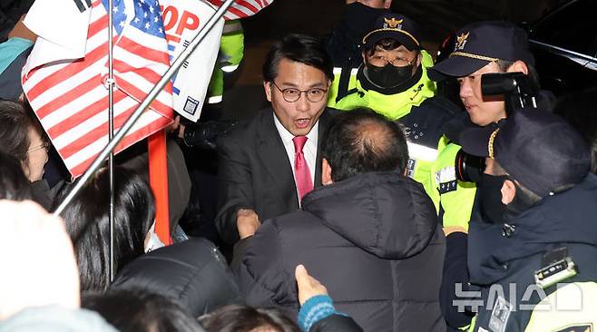 [의왕=뉴시스] 박주성 기자 = 법원이 윤석열 대통령의 구속취소 청구를 인용한 7일 오후 윤상현 국민의힘 의원이 윤석열 대통령을 만나기 위해 경기 의왕 서울구치소로 들어가던 중 지지자들과 인사를 나누고 있다. (공동취재) 2025.03.07. photo@newsis.com