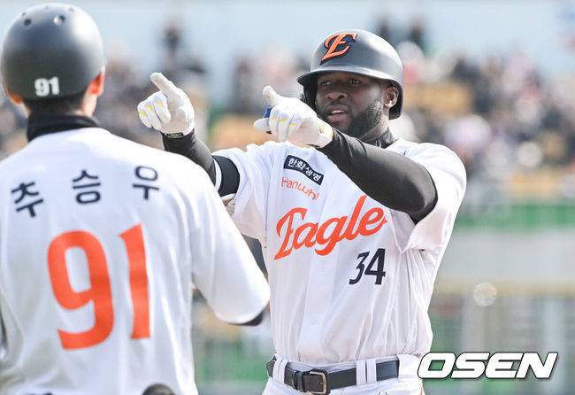 [OSEN=청주, 박준형 기자] 8일 오후 청주야구장에서 ‘2025 신한 SOL BANK KBO리그’ 시범경기 한화 이글스와 두산 베어스의 경기가 진행됐다. 6회말 1사 1루 한화 플로리얼이 안타를 날리고 세리머니를 하고 있다.   2025.03.08 / soul1014@osen.co.kr