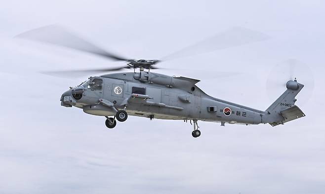 해군은 6일 북한 잠수함과 수상함을 원거리에서 탐지 및 공격할 수 있는 최신예 해상작전헬기 MH-60R이 국내 첫 비행을 시작했다고 밝혔다. 사진은 지난 5일 해군 2함대사령부에서 MH-60R이 시험비행 하는 모습. 해군 제공