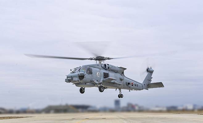 해군은 6일 북한 잠수함과 수상함을 원거리에서 탐지 및 공격할 수 있는 최신예 해상작전헬기 MH-60R이 국내 첫 비행을 시작했다고 밝혔다. 사진은 지난 5일 해군 2함대사령부에서 MH-60R이 시험비행 하는 모습. 해군 제공