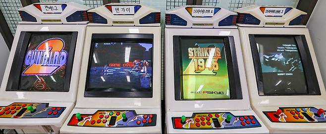 서울 동대문구 청량오락실에서 각종 전자오락기가 구동되고 있다. 왼쪽부터 건버드2, 텐가이, 스트라이커즈 1945 Ⅱ, 스트라이커즈 1945.