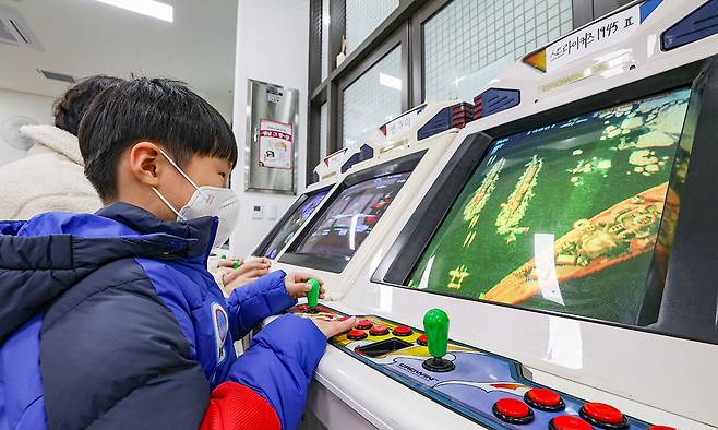 서울 동대문구 청량오락실에서 한 아이가 ‘스트라이커즈 1945 Ⅱ’ 게임을 즐기고 있다.