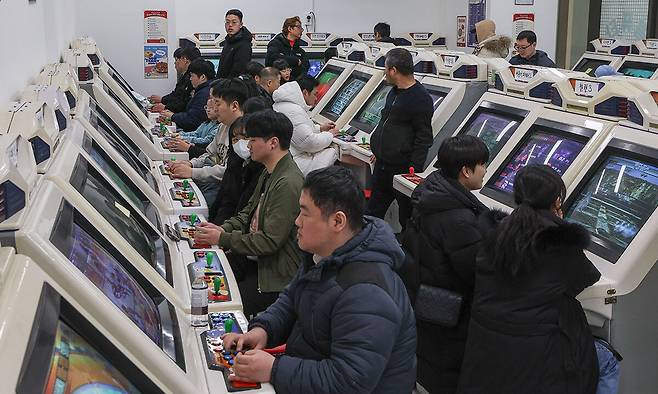 서울 동대문구 청량오락실에서 시민들이 전자오락을 즐기고 있다.
