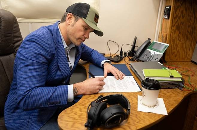 피트 헤그세스 미국 국방부 장관이 전임 조 바이든 행정부 시절 이름이 바뀐 육군 기지들의 명칭을 원상 복구하는 내용의 명령서에 서명하고 있다.&nbsp;미 국방부 홈페이지