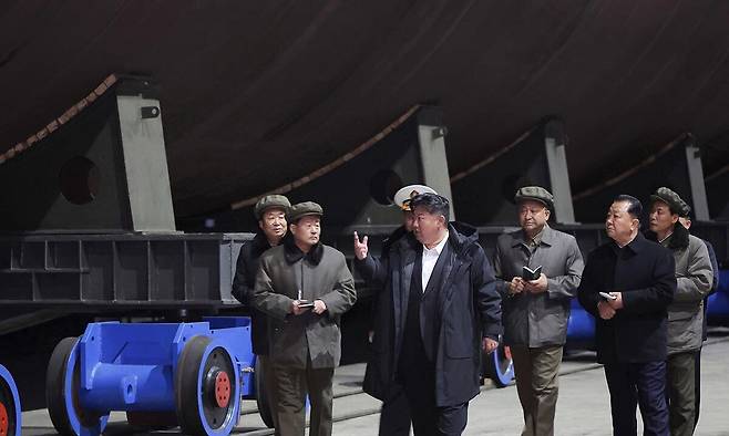 북한 조선중앙통신은 8일 김 위원장이 함선건조 사업을 현지지도하고, 핵추진 잠수함의 건조 실태를 시찰했다고 보도했다. 조선중앙통신·연합뉴스