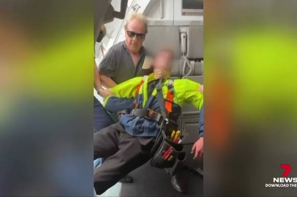 6일(현지시간) 호주 남동부 멜버른 인근 애벌론 공항에서 산탄총을 들고 여객기에 타려던 17세 소년을 승객 등이 제압한 모습. 2025.03.07 호주 ABC 뉴스 홈페이지 캡처