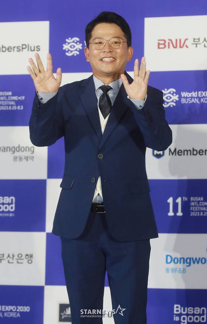 김준호 집행위원장이 25일 오후 부산 영화의 전당에서 진행된 제11회 부산국제코미디페스티벌(BICF) 블루카펫 행사에 참석해 포즈를 취하고 있다.   14개국 50여 팀이 참가한 ‘부코페’는 9월 3일까지 영화의 전당, 해운대 KNN씨어터·CGV, 남구 문현동 부산은행 본점, 남구 대연동 부산예술회관, 고릴라브루잉 광안점 등에서 다채로운 공연과 행사로 관객들을 만날 예정이다. /2023.08.25 /사진=이동훈