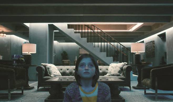 영화 속 딸 로즈는 몰감성의 인간을 보여주는 듯하다.[사진｜더스쿠프 포토]