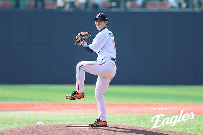 9일 청주야구장에서 열린 2025 KBO리그 두산 베어스와 한화 이글스의 경기, 한화 선발 이상규가 공을 힘차게 던지고 있다. 한화 이글스