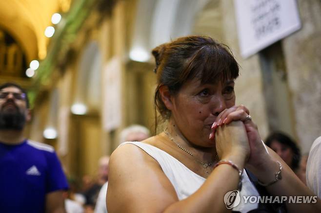 교황 쾌유 바라며 기도하는 아르헨티나 신자 [부에노스아이레스 로이터=연합뉴스. 재판매 및 DB 금지]