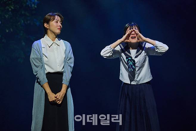 연극 ‘바닷마을 다이어리’ 공연의 한 장면(사진=라이브러리컴퍼니)