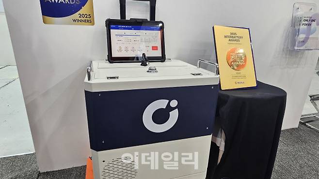지난 5~7일 서울 강남구 코엑스에서 열린 국내 최대 배터리 전시회 ‘인터배터리 2025’의 민테크 부스에 배터리 신속 진단 시스템과 인터배터리 어워즈 수상패가 전시돼 있다.(사진= 김세연 기자)
