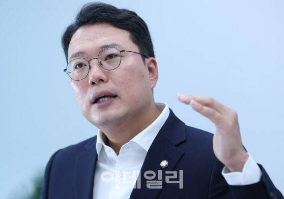 [이데일리 노진환 기자] 천하람 개혁신당 원내대표가 28일 서울 여의도 국회 의원회관 사무실에서 이데일리와 인터뷰를 하고 있다.