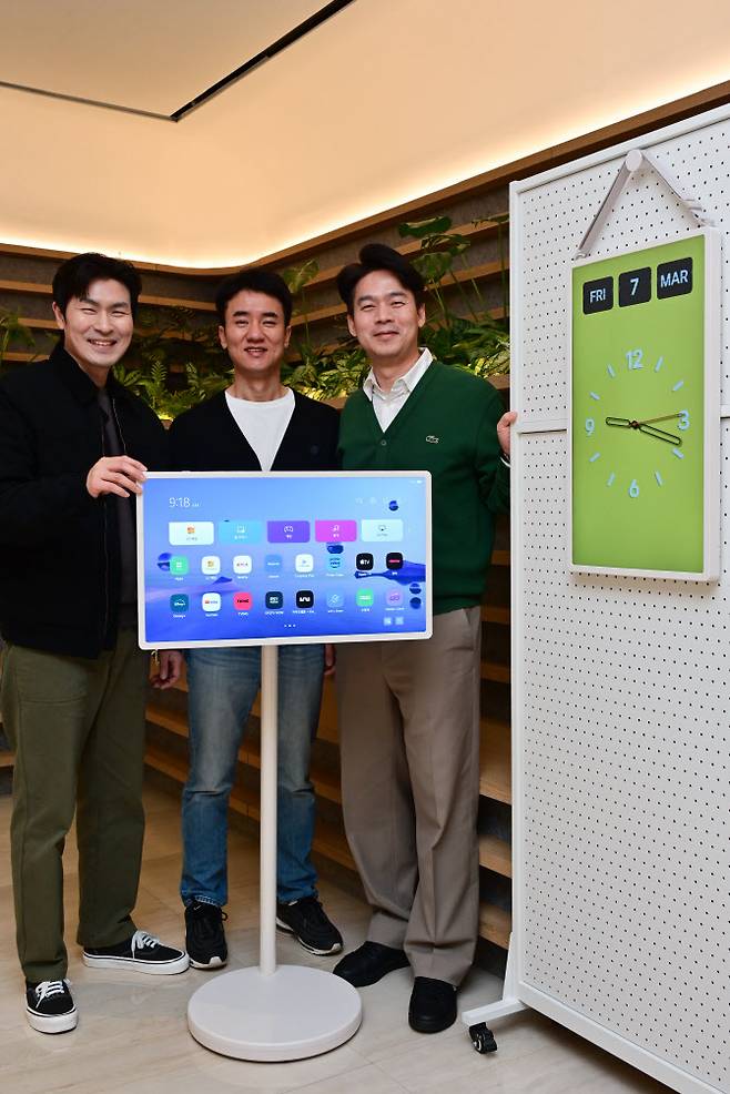 (왼쪽부터)이병현 LG전자 디자인경영센터 책임연구원, 박호성 LG전자 TX개발실 실장, 조현포 LG전자 TV선행상품기획팀 팀장이 이데일리와 인터뷰를 하며 사진을 찍고 있다. (사진=LG전자)