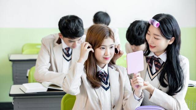 청소년기 색조 화장은 피부 건강과 눈 건강을 위협할 수 있다｜출처: 게티이미지뱅크