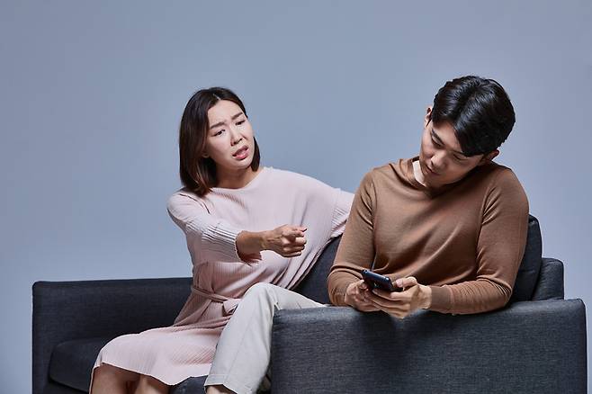 불륜이 발각되면 파트너는 정서적으로 큰 충격을 받아 여러가지 행동을 보일 수 있다. 불신, 통제, 분노와 공격, 회피, 현실 도피 등  여러 반응이 극단에서 극단으로 갑자기 변할 수 있다.  [사진=게티이미지뱅크]