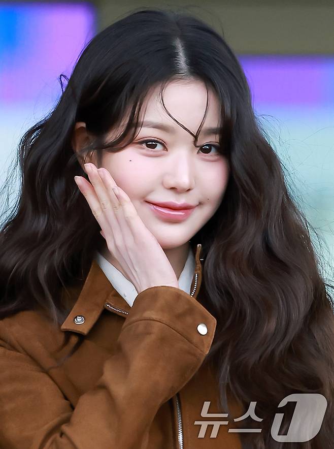 아이브 장원영이 10일 오전 패션쇼 참석 차 인천국제공항 제2터미널을 통해 프랑스 파리로 출국에 앞서 포즈를 취하고 있다. 2025.3.10/뉴스1 ⓒ News1 김진환 기자