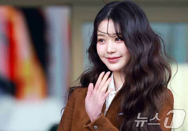 아이브 장원영이 10일 오전 패션쇼 참석 차 인천국제공항 제2터미널을 통해 프랑스 파리로 출국에 앞서 포즈를 취하고 있다. 2025.3.10/뉴스1 ⓒ News1 김진환 기자
