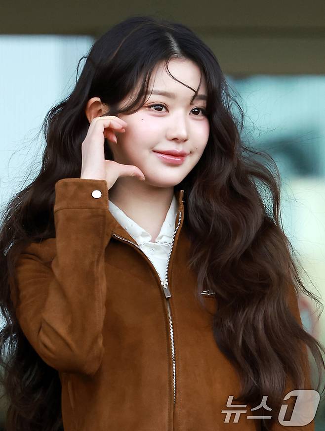 아이브 장원영이 10일 오전 패션쇼 참석 차 인천국제공항 제2터미널을 통해 프랑스 파리로 출국에 앞서 포즈를 취하고 있다. 2025.3.10/뉴스1 ⓒ News1 김진환 기자
