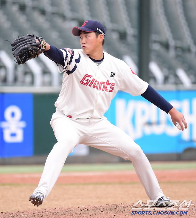 10일 부산 사직구장에서 열린 KBO리그 시범경기 롯데와 LG의 경기. 투구하고 있는 롯데 김태현. 부산=송정헌 기자songs@sportschosun.com/2025.03.10/