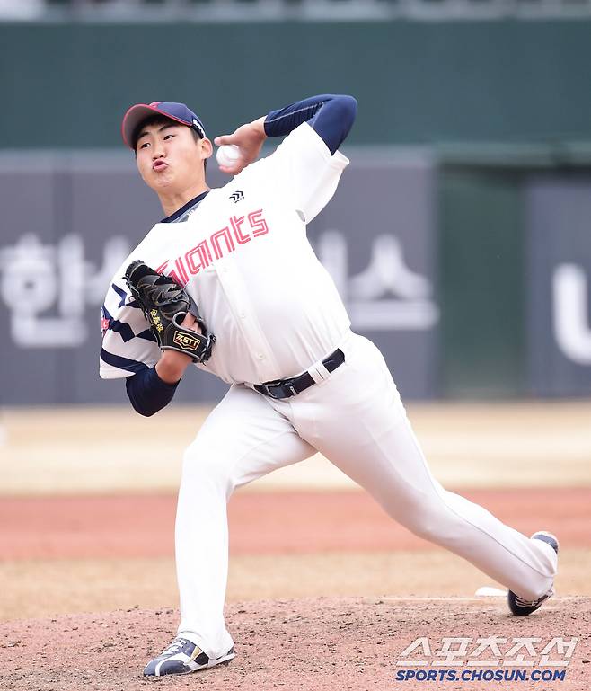 10일 부산 사직구장에서 열린 KBO리그 시범경기 롯데와 LG의 경기. 투구하고 있는 롯데 김태현. 부산=송정헌 기자songs@sportschosun.com/2025.03.10/