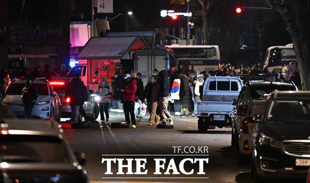 서부지법 형사합의11부(김우현 부장판사)는 이날 오전 10시 공무집행방해·집회 및 시위에 관한 법률(집시법) 위반 등 혐의로 기소된 서부지법 사태 가담자들 63명 중 14명에 대한 첫 공판기일을 열었다. /이새롬 기자