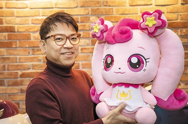 서울 강남구 SAMG엔터테인먼트 사무실에서 김수훈 대표가 ‘캐치! 티니핑’의 대표 캐릭터 ‘하츄핑’을 안고 있다. ‘캐치! 티니핑’은 국내에서 흥행에 성공하며 영화와 뮤지컬, 키즈카페 등 다양한 사업으로 확장되고 있다. /조인원 기자