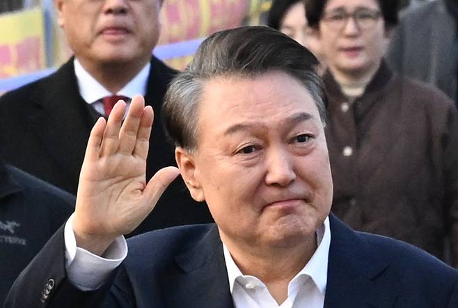 법원의 구속취소 청구 인용으로 석방된 윤석열 대통령이 8일 오후 경기 의왕시 서울구치소에서 풀려나 지지자들에게 인사하고 있다. 윤 대통령은 내란 우두머리 혐의로 지난 1월 26일 구속기소 된 지 41일 만, 1월 15일 체포된 후 52일 만에 자유의 몸이 됐다. 2025.3.8. / 고운호 기자