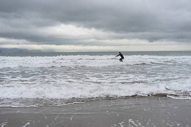 남열해변에서 서핑을 즐기는 서퍼